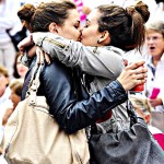 two-women-kiss-anti-gay-protest